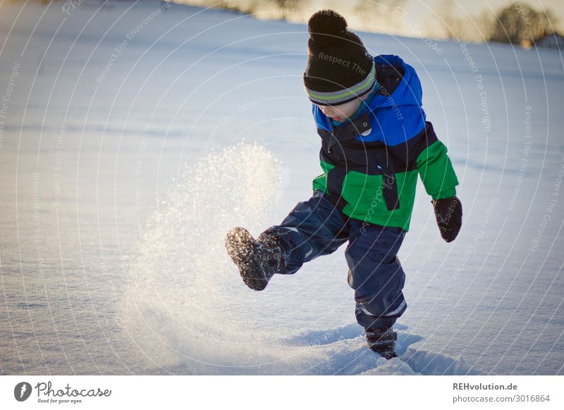 Kind spielt im Schnee Freizeit & Hobby Spielen Mensch Junge Kindheit 1 3-8 Jahre Umwelt Natur Winter Wetter Schönes Wetter Eis Frost Jacke Mütze Bewegung