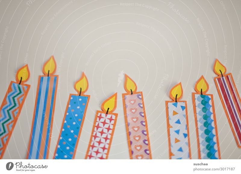 kerzen Kerze Papier Basteln mehrfarbig Muster Flamme Feuer Geburtstag Geburtstagskerzen einfach 8 Hintergrund neutral Textfreiraum oben Gruß Postkarte Flatlay