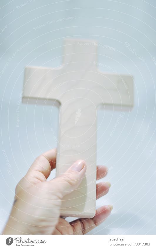 die hoffnung Hand Frau Finger festhalten hell Hoffnung Kreuz Christliches Kreuz Holz Holzkreuz Religion & Glaube Christentum Symbole & Metaphern Volksglaube