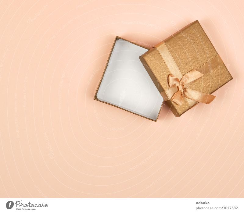 offene Geschenkbox mit goldenem Quadrat und Schleife kaufen Design Dekoration & Verzierung Feste & Feiern Valentinstag Weihnachten & Advent Hochzeit Geburtstag