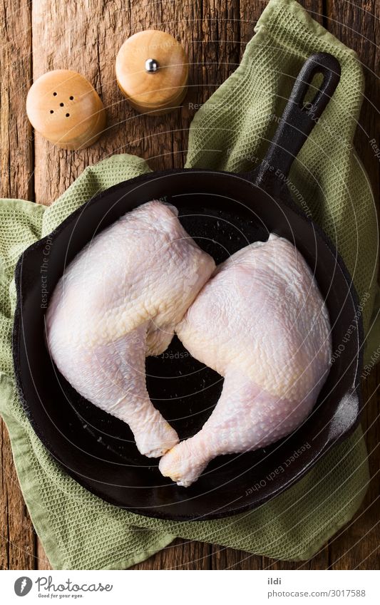Rohe Hähnchenschenkel Fleisch frisch Lebensmittel Federvieh Oberschenkel Essen zubereiten Bein Scheitel Protein Pfanne bügeln Gußeisen Gewürz Salz Paprika