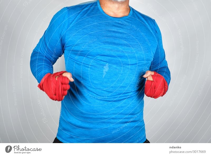 erwachsener Athlet in blauer Kleidung Lifestyle Körper sportlich Fitness Sport Sport-Training Mensch maskulin Mann Erwachsene Hand 1 30-45 Jahre stehen