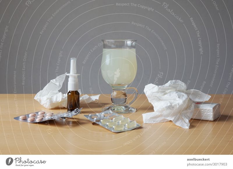 Grippe oder Erkältungsmittel Getränk Heißgetränk Glas Lifestyle Gesundheit Gesundheitswesen Behandlung Krankheit Taschentuch Tablette Nasenspray heiße zitrone
