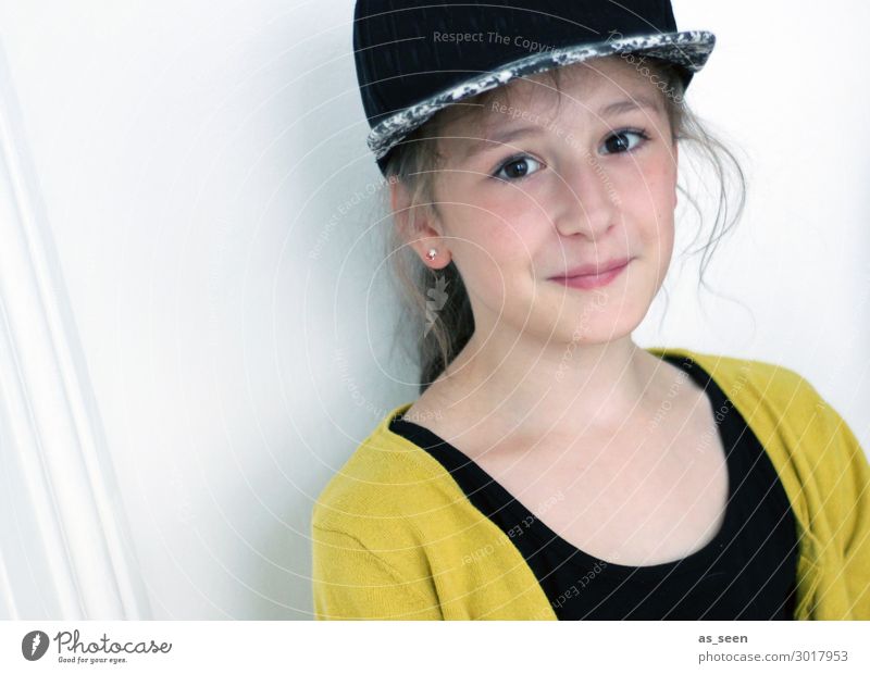 . Mädchen Kindheit Jugendliche Gesicht 1 Mensch 8-13 Jahre Mode Bekleidung Jacke Accessoire Baseballmütze brünett langhaarig Blick authentisch Freundlichkeit