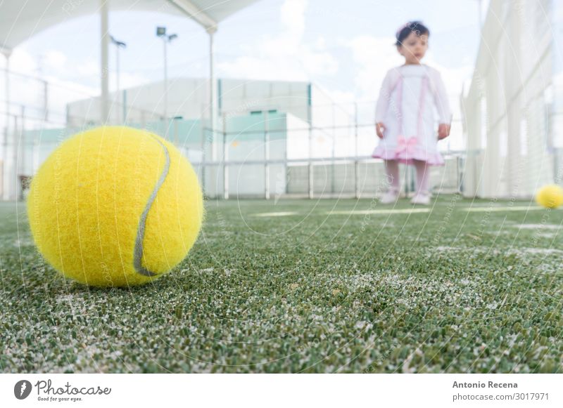 Baby in Paddel-Tennisplatz Lifestyle Freizeit & Hobby Abenteuer Sport Schule Gras niedlich Padel Paddeltennis Gerichtsgebäude Freizeitaktivitäten Ball