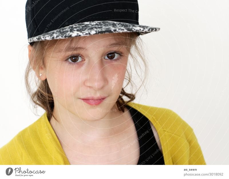 . Kindererziehung Schule Schüler Mädchen Kindheit Jugendliche 8-13 Jahre Mütze Baseballmütze brünett Blick authentisch Freundlichkeit rebellisch gelb schwarz