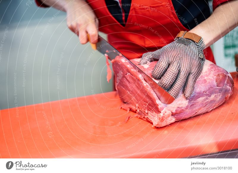 Frau beim Schneiden von frischem Fleisch in einer Metzgerei Lebensmittel kaufen Arbeit & Erwerbstätigkeit Beruf Business Mensch Erwachsene Hand 1 30-45 Jahre