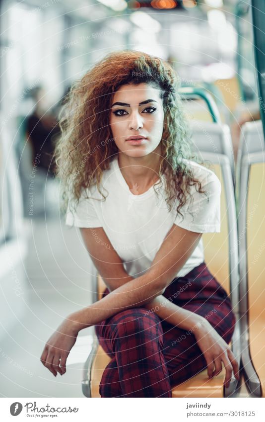 Arabische Frau im U-Bahn-Zug. Ein arabisches Mädchen in Freizeitkleidung. Lifestyle schön Haare & Frisuren Ferien & Urlaub & Reisen Tourismus Ausflug Mensch