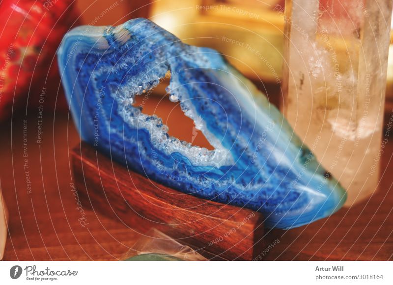 Blaue Achatscheibe Lifestyle kaufen Stil Design Holz Kristalle glänzend blau Freude schön Mineralien Scheibe Farbfoto Innenaufnahme Nahaufnahme Detailaufnahme