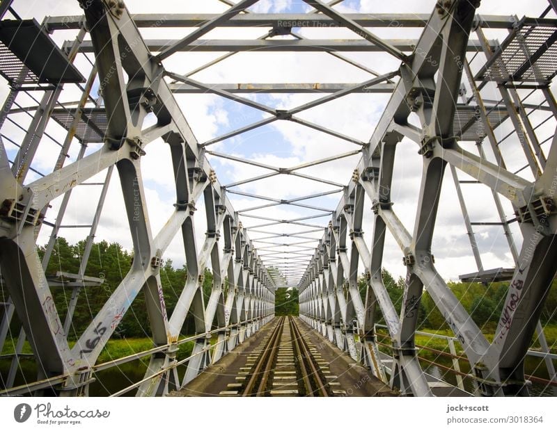 Quer eines Kulturdenkmals Architektur DDR Brücke Verkehrswege Gleise historisch innovativ lost places Strukturen & Formen Symmetrie Schiene Eisenkonstruktion