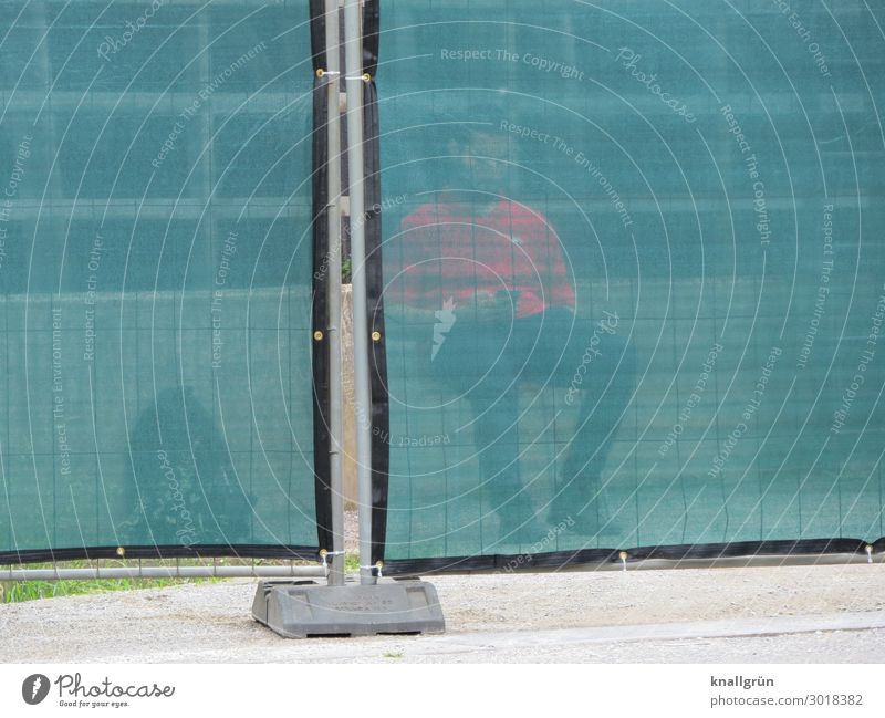 Security Mensch maskulin Junger Mann Jugendliche 1 18-30 Jahre Erwachsene Mauer Wand Sichtschutz sitzen warten grau grün rot Sicherheit Schutz Sicherheitsdienst