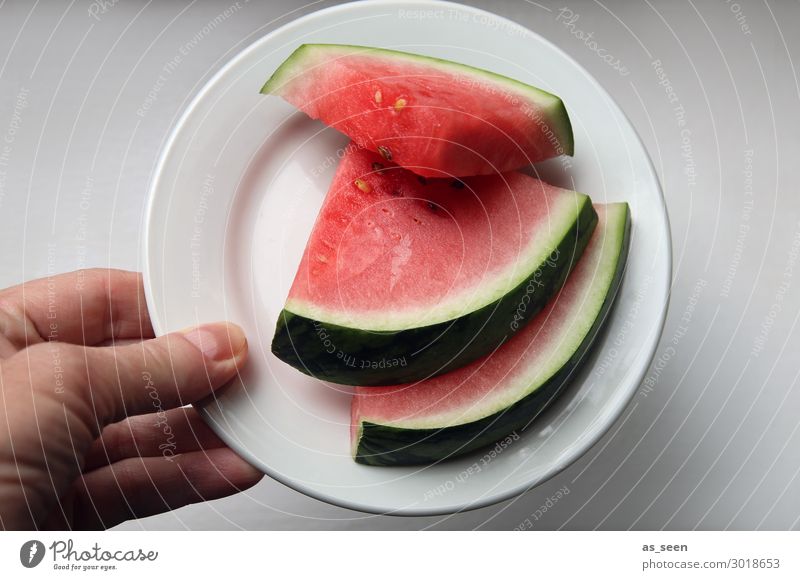 Sommerliche Erfrischung Frucht Wassermelone Essen Büffet Brunch Festessen Vegetarische Ernährung Diät Teller Hand festhalten Gesundheit trendy rund saftig grün