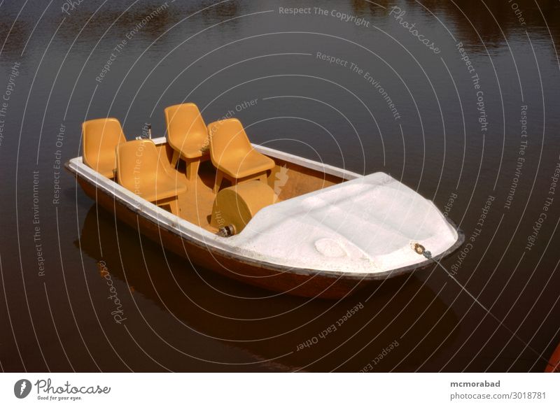 Touristenboot Stuhl Handwerk Verkehr Fähre Wasserfahrzeug ästhetisch gelb weiß Reisender Ausflügler Besucher leer unbesetzt ungefüllt verankert befestigt