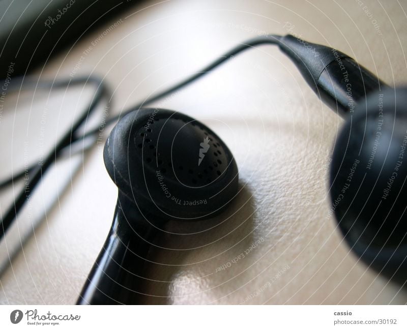 Ohrstöpsel. Kopfhörer Headset schwarz Tisch Lautsprecher hören Entertainment Musik Kabel