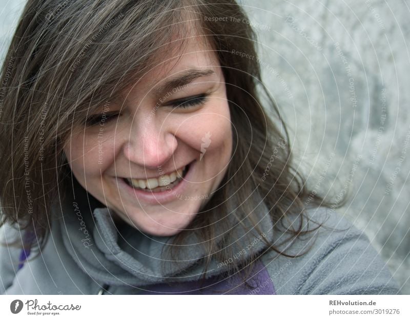 Junge Frau lacht Lifestyle Mensch feminin Jugendliche Erwachsene Gesicht 1 18-30 Jahre 30-45 Jahre brünett langhaarig Beton Lächeln lachen authentisch