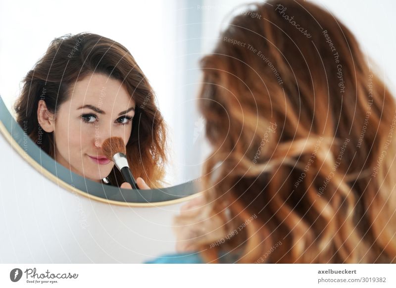 junge Frau pudert Nase im Spiegel Lifestyle schön Haut Gesicht Kosmetik Schminke Häusliches Leben Bad Mensch feminin Junge Frau Jugendliche Erwachsene 1