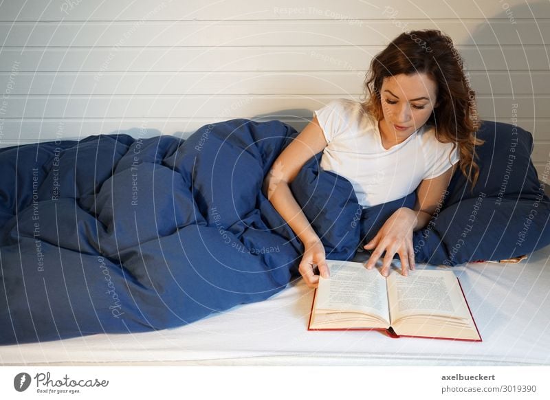 junge Frau liest im Bett ein Buch Schlafzimmer lesen liegen Freizeit & Hobby Lifestyle Erholung Häusliches Leben Wohnung Entertainment Mensch feminin Junge Frau