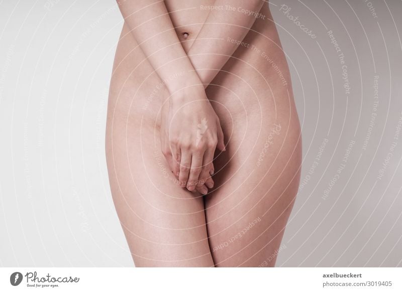 nackte Frau verdeckt ihre Scham mit den Händen Sexualität Frauenheilkunde Gynäkologie Körper Weibliches Genitalsystem Gesundheit Gesundheitswesen Krankheit
