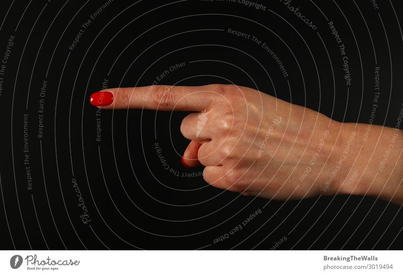 Frauenhand mit Zeigefinger über Schwarz zeigend Mensch feminin Junge Frau Jugendliche Erwachsene Hand Finger 1 berühren Aggression rot schwarz weiß selbstbewußt