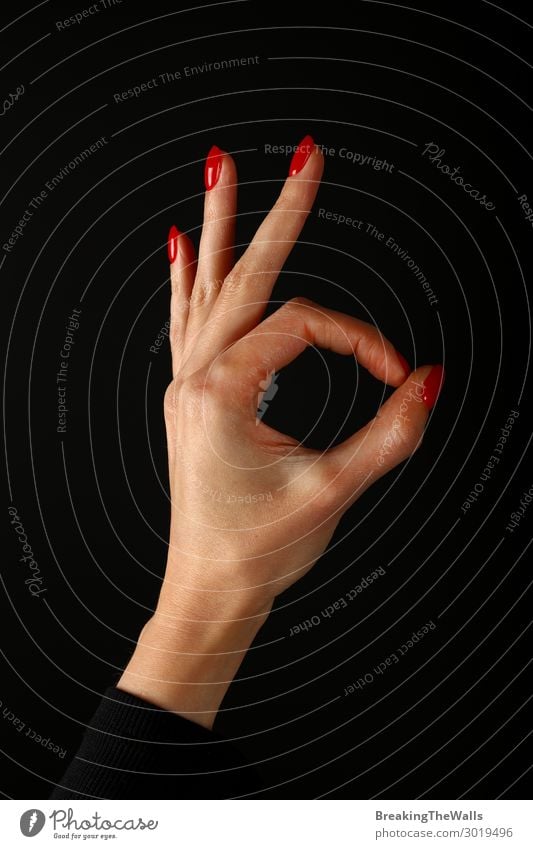 Frauenhand mit okayer Geste über Schwarz Mensch feminin Junge Frau Jugendliche Erwachsene Hand Finger 1 gut rot schwarz Freude selbstbewußt Coolness Akzeptanz