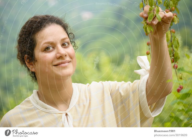 Porträt einer glücklichen jungen Frau mit Pflaumenästen Frucht Lifestyle Freude Glück schön Gesunde Ernährung Wohlgefühl ruhig Freizeit & Hobby Sommer Garten