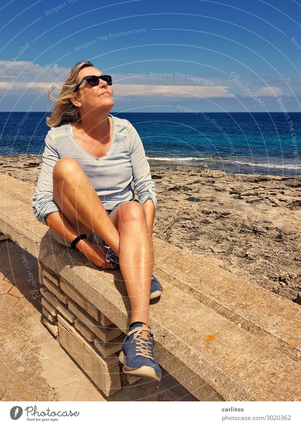Tag am Meer Spanien Mallorca Frau Weiblicher Senior 60+ Küste Promenade Sonne Wind träumen genießen Freizeit & Hobby Freiheit Horizont Mauer Steinmauer