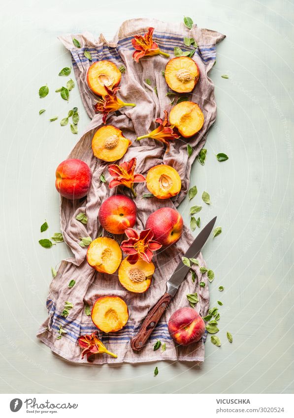 Ganze und halbe Pfirsiche mit Messer Lebensmittel Frucht Ernährung Bioprodukte Vegetarische Ernährung Stil Gesunde Ernährung Sommer Tisch gelb Design Composing