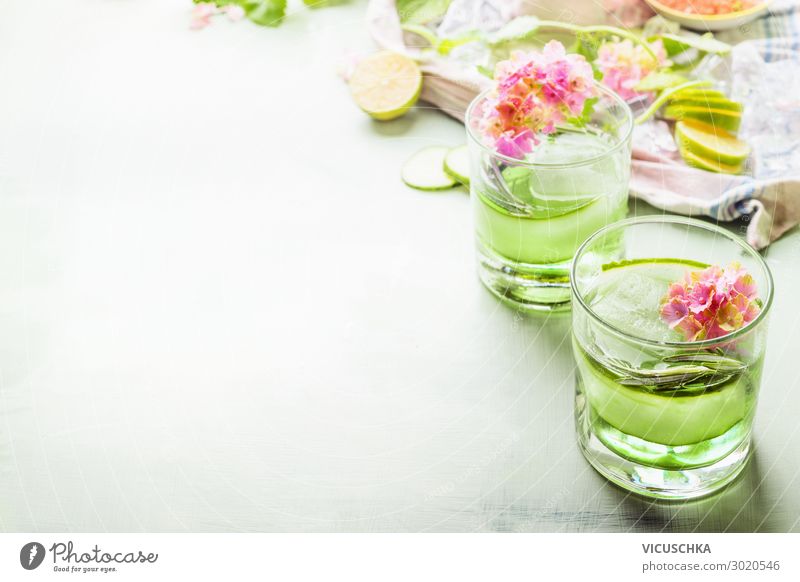 Grüne Sommer Getränke mit Eis Lebensmittel Ernährung Erfrischungsgetränk Trinkwasser Limonade Saft Longdrink Cocktail Glas Design Gesunde Ernährung Party