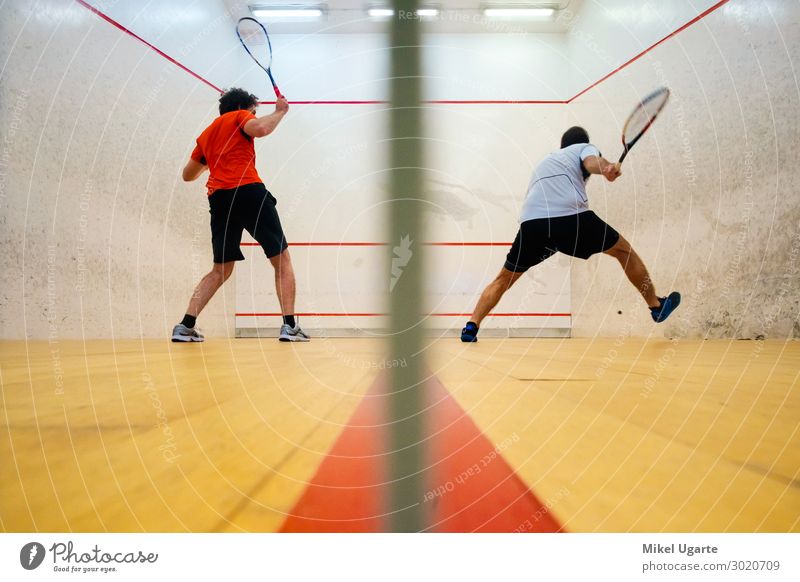 Zwei Freunde spielen Squash in Mutilva, Navarra, Spanien. Freude Erholung Freizeit & Hobby Spielen Sport Feierabend Frau Erwachsene Mann Freundschaft atmen