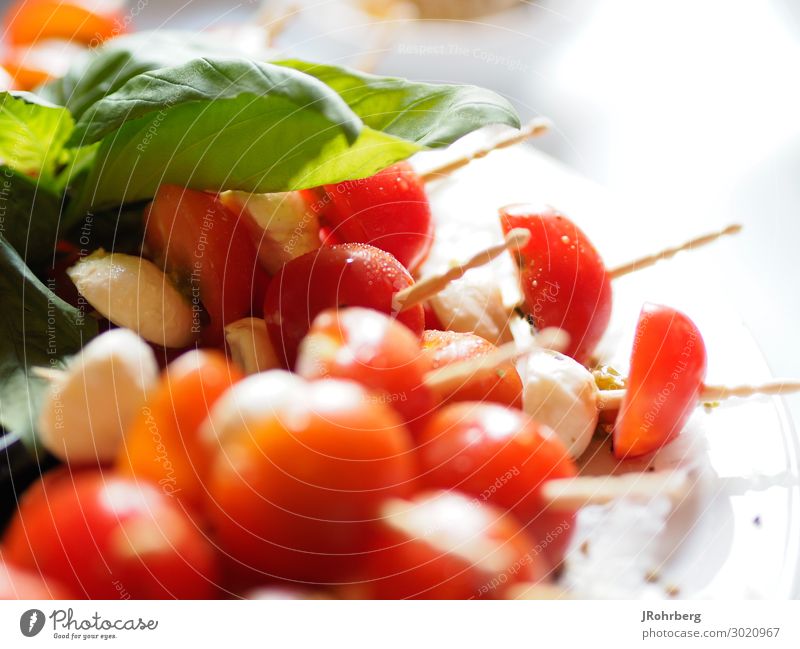 Tomate-Mozzarella-Spieße mit Basilikum Lebensmittel Milcherzeugnisse Gemüse Salat Salatbeilage Kräuter & Gewürze Cocktailtomate Ernährung Büffet Brunch