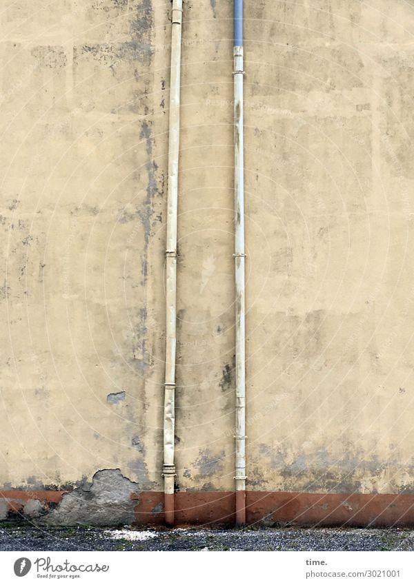 Flüssigrutschen Regenrohr Fallrohr mauer wand beschädigt trashig kaputt lost places beton bröckeln alt historisch abblättern Hauswand