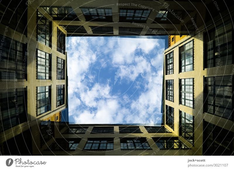 Hinterhof Duett Himmel Wolken Schönes Wetter Fassade eckig historisch Stil Symmetrie Doppelbelichtung Illusion gegenüber Rahmen gedreht Lichteinfall abstrakt