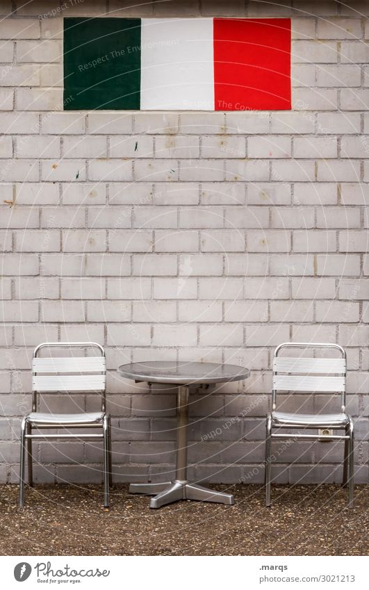 Italienisches Flair Backsteinwand Stuhl Tisch Fahne Erholung trist leer Pause Tricolore Farbfoto Außenaufnahme Menschenleer Textfreiraum Mitte