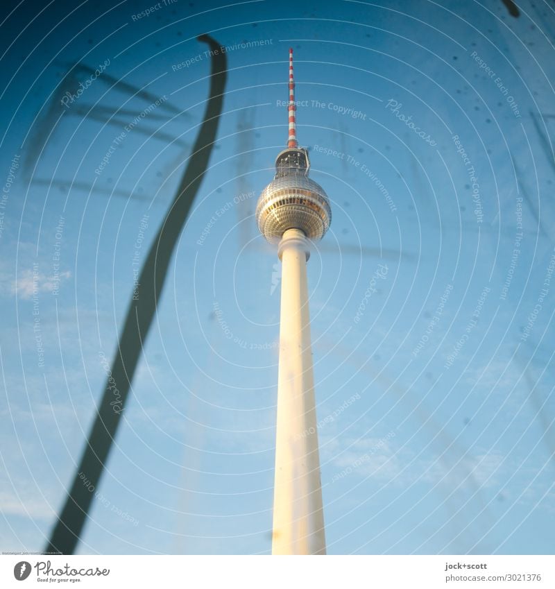 Kratzer und Fernsehturm Sightseeing Straßenkunst Wolkenloser Himmel Schönes Wetter Alexanderplatz Berlin-Mitte Stadtzentrum Turm Sehenswürdigkeit Wahrzeichen