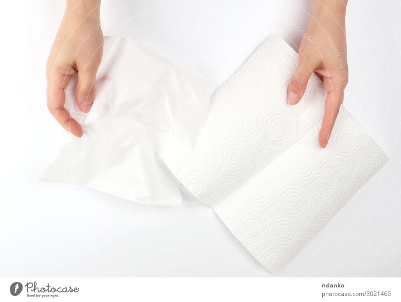 Hände halten eine saubere weiße Papierserviette. Körper Haut Mensch Frau Erwachsene Arme Hand Finger Sauberkeit weich Schutz Hintergrund blanko Pflege Kaukasier