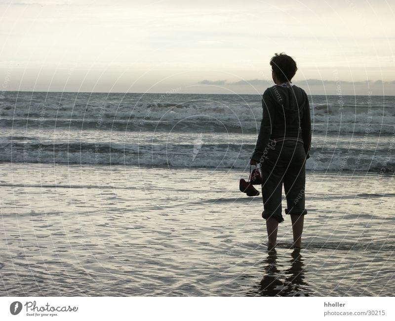 Sehnsucht nach dem Meer Frau Wellen Silhouette Gegenlicht Blick aufs Meer