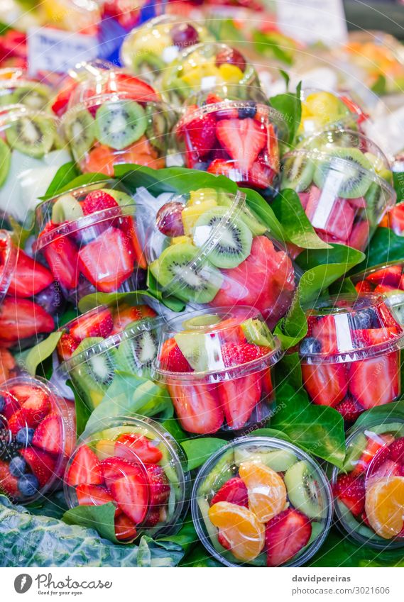 Set verpackt mit frischen Früchten auf dem Markt Lebensmittel Gemüse Frucht kaufen Ferien & Urlaub & Reisen Tourismus Marktplatz stehen Barcelona Spanien