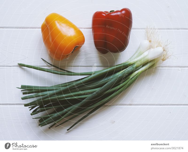 Gemüse Paprika und Frühlingszwiebel Lauch Lebensmittel Salat Salatbeilage Frucht Ernährung Bioprodukte Vegetarische Ernährung Diät gelb rot Lauchgemüse