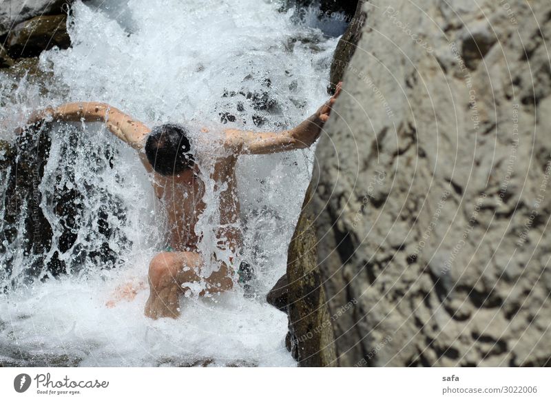 Shah Alborz maskulin Junger Mann Jugendliche Körper Brust Arme Beine 1 Mensch 30-45 Jahre Erwachsene Wasser Wassertropfen Fluss Wasserfall Stein Flüssigkeit