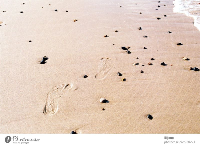 Spuren im Sand :-) Fußspur Strand Küste Einsamkeit Barfuß