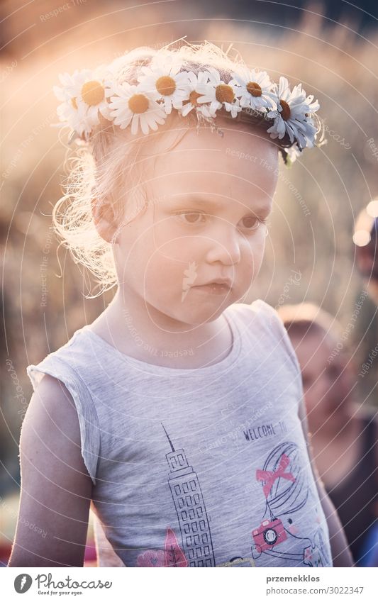 Kleines Mädchen trägt einen Krönchen aus Wildblumen auf dem Kopf. Lifestyle Freude Glück Erholung Freizeit & Hobby Spielen Ferien & Urlaub & Reisen Sommer Kind