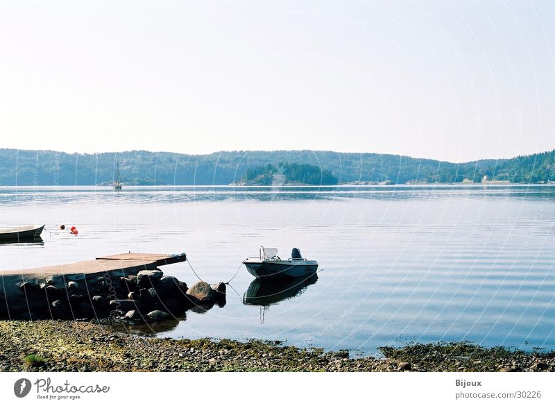 Still ruht der See Wasserfahrzeug Steg ruhig Einsamkeit Skandinavien Fjord Schweden Küste