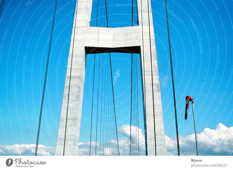 Windstill erhaben ruhig Stahl Beton Brücke Niveau blau Größe modern Himmel Dänemark Denkmal Starnge Konstruktion