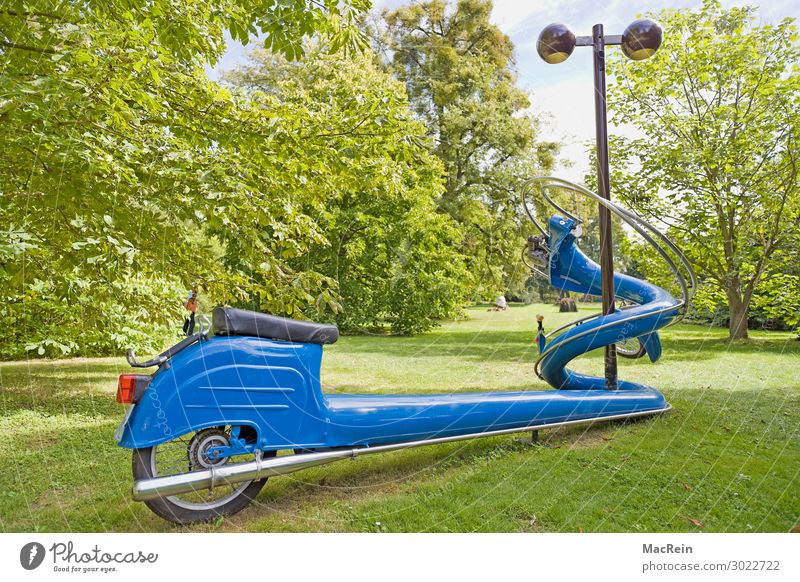 Rasender Stillstand Kunst Ausstellung Kunstwerk Garten Park Wiese Verkehrsmittel Motorrad Kleinmotorrad alt retro blau Laternenpfahl Besucher gekrümmt umwickelt