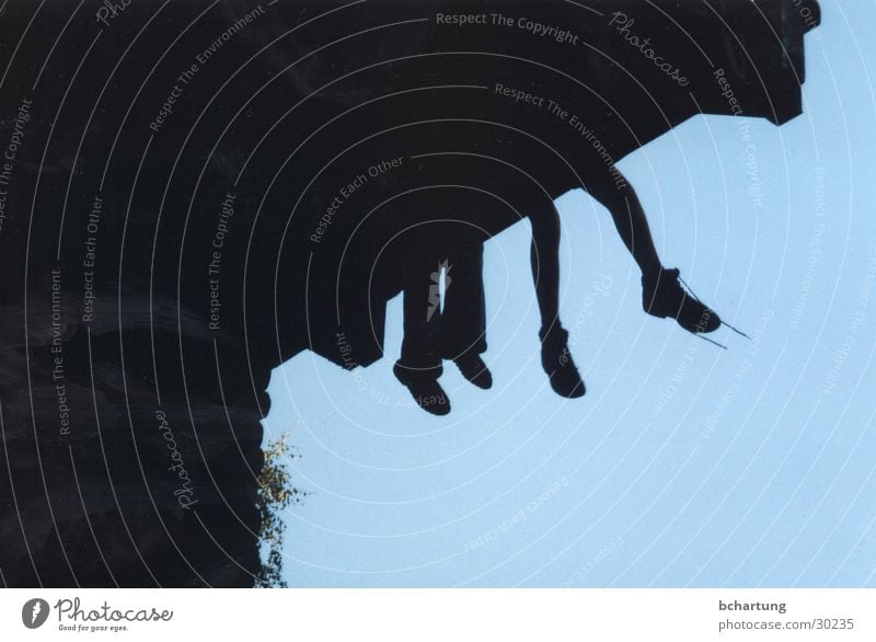 silhoette schwarz Luft baumeln Schuhe Kind Freizeit & Hobby Hochsitz Balkon Silhouette Menschengruppe silhoutte Schatten blau Perspektive Fuß Himmel