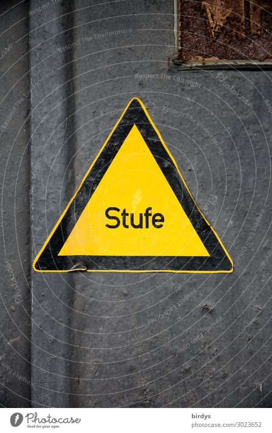 Stufe Bildung Karriere Tür Treppe Zeichen Schriftzeichen Hinweisschild Warnschild authentisch gelb grau schwarz Sicherheit gefährlich einzigartig Problemlösung