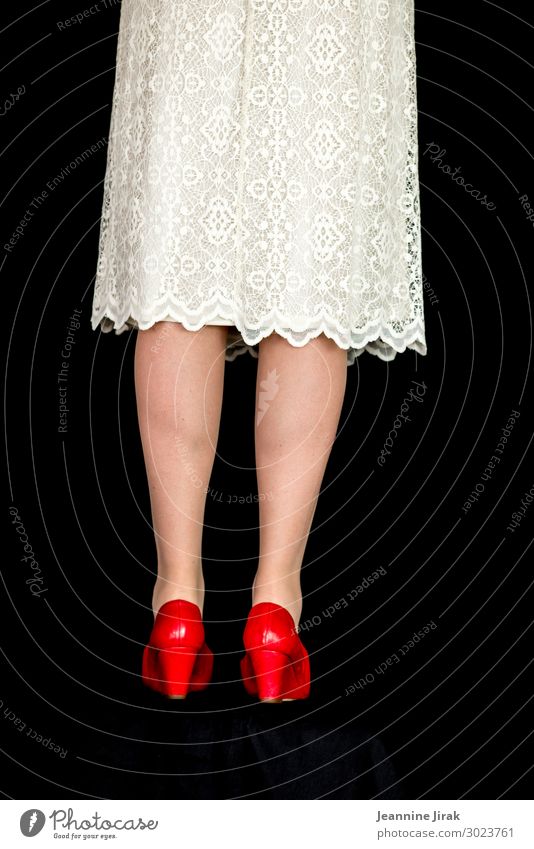 Frau, weißes Kleid, rote Schuhe, Laufmasche rechts elegant Stil Hochzeit feminin Erwachsene Beine 1 Mensch Damenschuhe stehen warten trendy einzigartig dünn