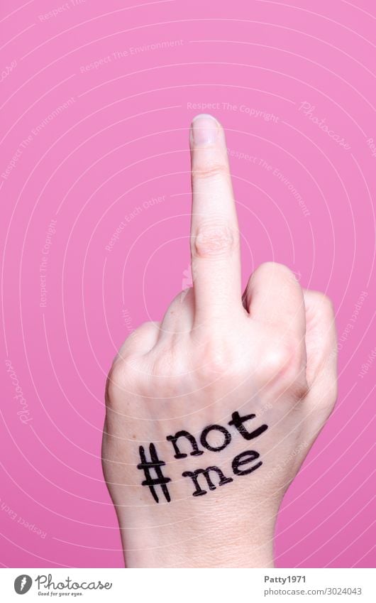 #not me Mensch feminin Junge Frau Jugendliche Erwachsene Hand Finger Mittelfinger Stinkefinger 1 13-18 Jahre 18-30 Jahre 30-45 Jahre Zeichen Schriftzeichen