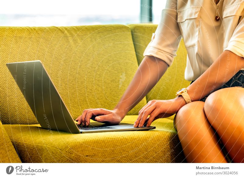 Nahaufnahme einer jungen Frau mit einem Laptop zu Hause Reichtum schön Sofa Studium Arbeit & Erwerbstätigkeit Büro Business Computer Notebook