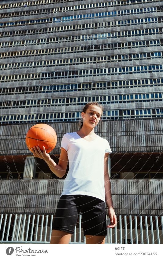 Junge Basketballspielerin auf einem städtischen Platz Lifestyle schön Spielen Sport Frau Erwachsene Jugendliche Park Hochhaus Straße hoch niedlich Mädchen